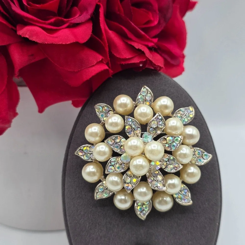 Stunning Faux Pearl Rhinestone Flower Brooch Pin Vintage Costume Jewelry‎ Silver